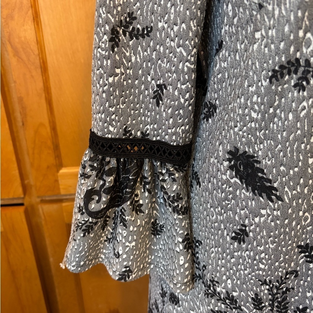 Elegant Gray and Black Women's Dress - Picture 4 of 8